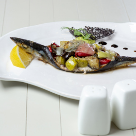 Ryby
Obzvlášť tučné ryby jako losos nebo makrela jsou bohaté na omega-3 mastné kyseliny, které zmírňují záněty pokožky, zlepšují hydrataci a elasticitu pleti a podporují růst vlasů. Navíc jsou zdrojem vitamínu D a zinku, které přispívají ke zdravým nehtům.
