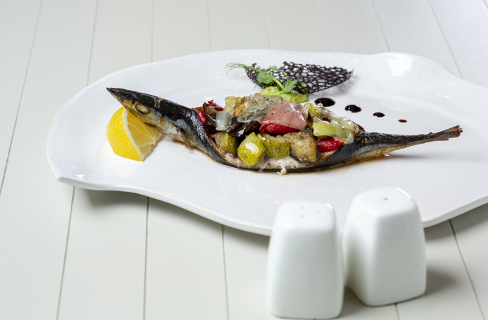Ryby
Obzvlášť tučné ryby jako losos nebo makrela jsou bohaté na omega-3 mastné kyseliny, které zmírňují záněty pokožky, zlepšují hydrataci a elasticitu pleti a podporují růst vlasů. Navíc jsou zdrojem vitamínu D a zinku, které přispívají ke zdravým nehtům.
