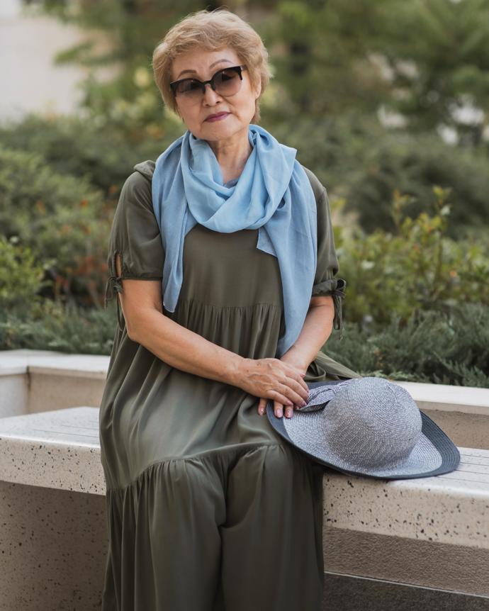 Klobouk využije každá zralá dáma, a to nejen jako módní doplněk. Dodává outfitu eleganci a šarm, který zdůrazní osobnost nositelky. Hodí se k formálním i volnočasovým kombinacím a nikdy nezklame. Stačí malý detail a celý look získá sofistikovaný nádech. Klobouk je tak praktickým i stylovým společníkem pro každou příležitost.
