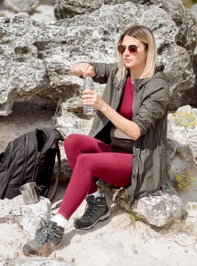 Lehký kabát nebo parka, která neprofoukne, je na začátek podzimu a konec léta naprosto ideální. V kombinaci s vínovými trendy kousky bude vypadat skvěle. 
