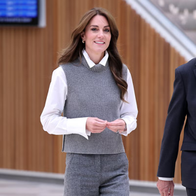 Pletená vesta v kombinaci se společenskými kalhotami ukazuje, jak lze skloubit pohodlí a eleganci. Kate Middleton tímto lookem potvrzuje, že i praktický outfit může působit sofistikovaně. Neutrální barvy a čisté linie dodávají celku nadčasový ráz. Inspirace, jak využít vestu nejen ve volném čase, ale i při formálnějších příležitostech.
