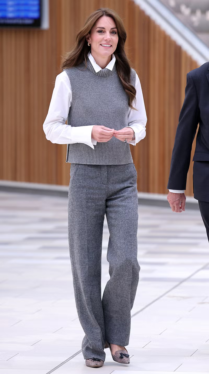 Pletená vesta v kombinaci se společenskými kalhotami ukazuje, jak lze skloubit pohodlí a eleganci. Kate Middleton tímto lookem potvrzuje, že i praktický outfit může působit sofistikovaně. Neutrální barvy a čisté linie dodávají celku nadčasový ráz. Inspirace, jak využít vestu nejen ve volném čase, ale i při formálnějších příležitostech.
