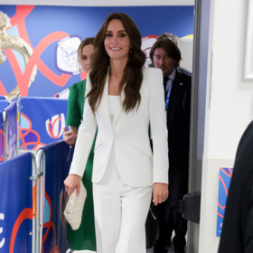 Celobílý komplet Kate Middleton je dokonalým příkladem minimalistické elegance. Sjednocená barevnost působí čistě, svěže a přitom velmi luxusně. Bílá barva krásně zvýrazňuje detaily střihu a dodává outfitu slavnostní charakter. Takový look je ideální inspirací pro formální události i stylové pracovní dny.
