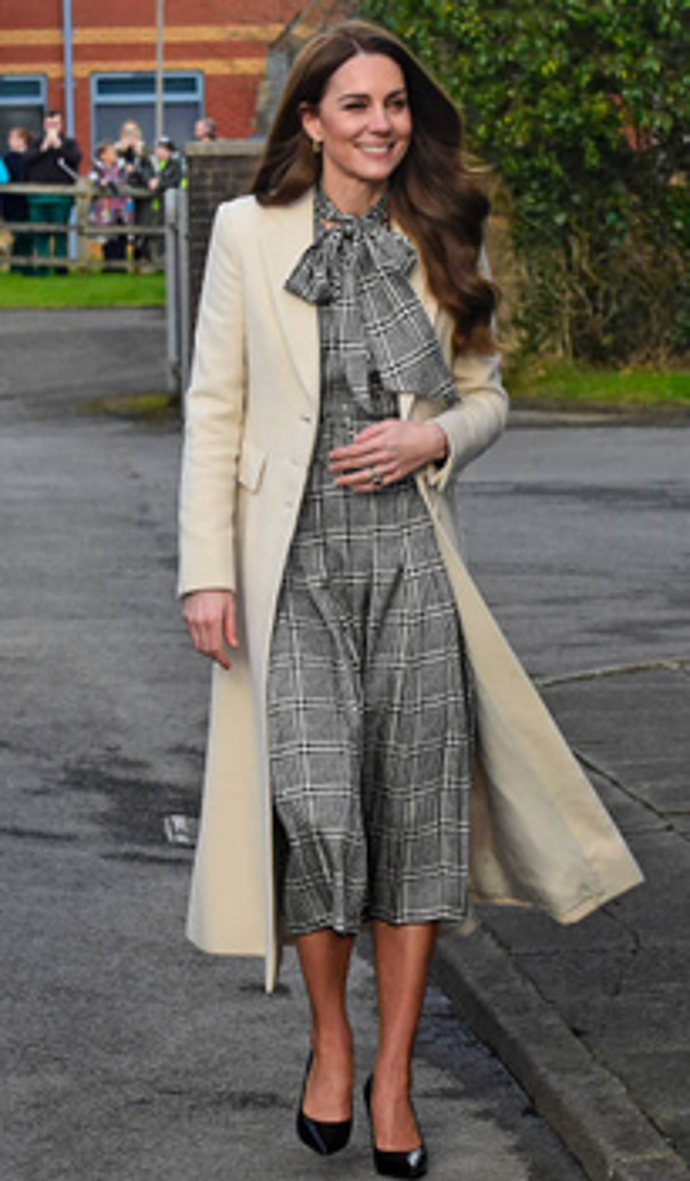 Kostkované šaty patří mezi oblíbené kousky Kate Middleton a v kombinaci s béžovým kabátem působí nesmírně elegantně. Béžová barva krásně zjemňuje výraznější vzor a dodává outfitu nadčasový nádech. Celek působí vyváženě a dokonale ladí s podzimní paletou barev. Tento look je skvělou inspirací, jak kombinovat vzory s neutrálními tóny.
