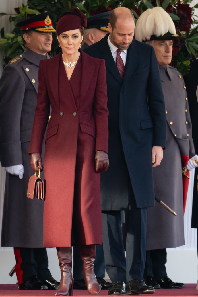 Kate Middleton dokazuje, že jednobarevný styling může být neuvěřitelně chic. Ve vínovém kabátu, sladěných rukavicích, čepici i kabelce působí elegantně a přitom moderně. Monochromatické ladění dodává celému outfitu královskou noblesu. Tento look je skvělou inspirací, jak si hrát s jednou barvou a přitom nepůsobit fádně.
