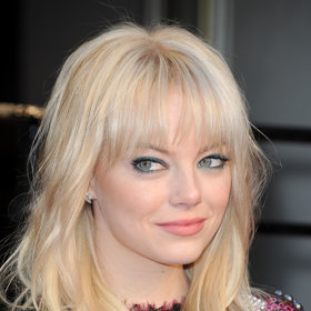 Herečka Emma Stone je důkazem, že ofina sedí i jemným vlasům
