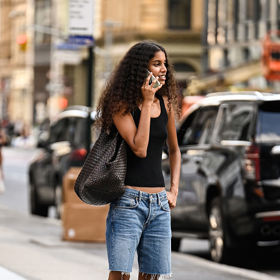 V jednoduchosti je síla, a tak vstříc posledním prázdninovým dnům vyražte klidně v basic outfitu s denim šortkami.

