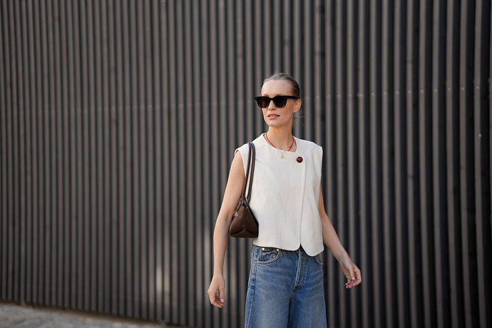 Elegantní a nadčasový letní outfit vytvoříte kombinací denimu a bílé barvy.
