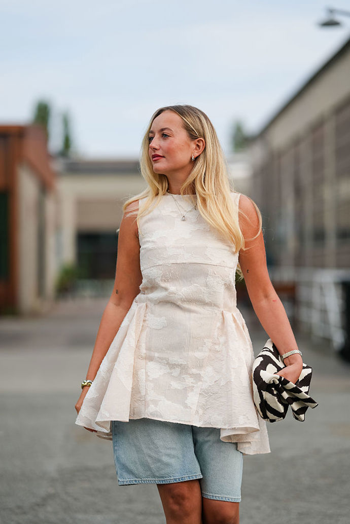 Peplum topy se opět hlásí o slovo, nosit se dají i k džínovým šortkám.
