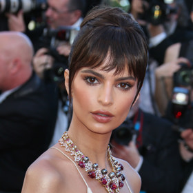Ofina sluší i k vyčesaným, uhlazeným vlasům, jak je nosí například Emily Ratajkowski
