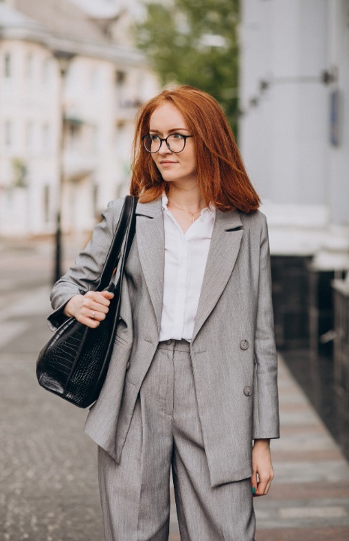 Oversized obleky působí ležérně a elegantně zároveň. Co obléknout pod ně? Vsaďte na klasickou vypasovanou košili a outfit doplňte výraznou kabelkou. 
