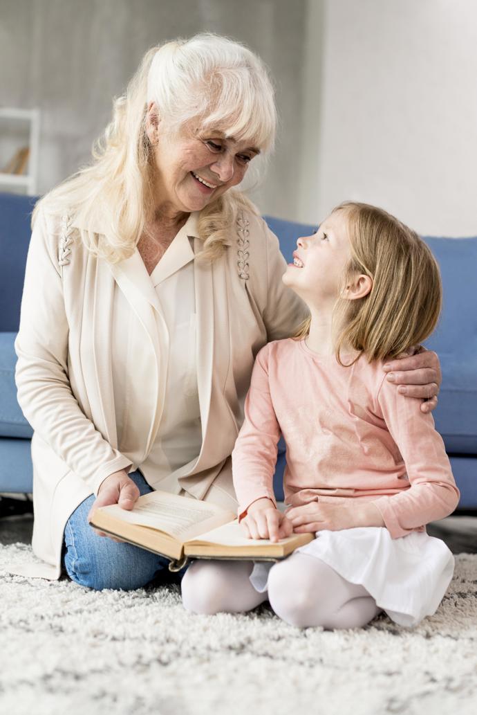 A věk se na ni projevuje. Je unavená, občas náladová. K tomu všemu se musí ještě popasovat s menopauzou, kdy má návaly horka. A do toho řeší kroužky, školu, domácí úkoly, večeře, svačiny, obědy, snídaně. Sil ubývá, ale nenechá vnučku v dětském domově.
A věk se na ni projevuje. Je unavená, občas náladová. K tomu všemu se musí ještě popasovat s menopauzou, kdy má návaly horka. A do toho řeší kroužky, školu, domácí úkoly, večeře, svačiny, obědy, snídaně. Sil ubývá, ale nenechá vnučku v dětském domově.