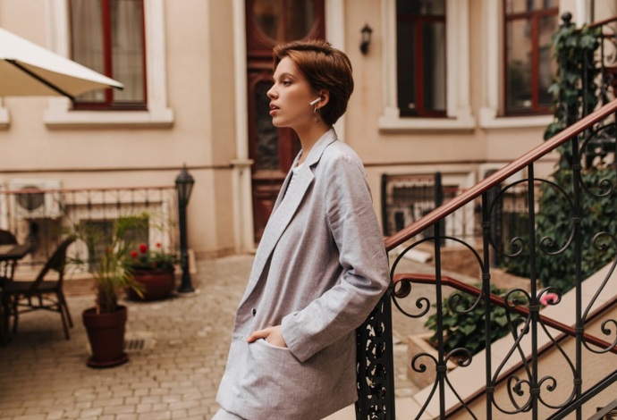 I na podzim můžete nosit příjemný přírodní len, který byl hitem letošního léta. Oversized blejzry z toho materiálu jsou lehké, příjemné na dotek a současně dostatečně zahřejí. 
