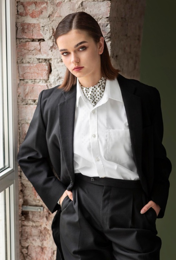 Obleky v pánském stylu jsou trendy do dnešní doby. Nosí se i oversized kousky, ve kterých se snadno schová nějaké to kilo navíc. 
