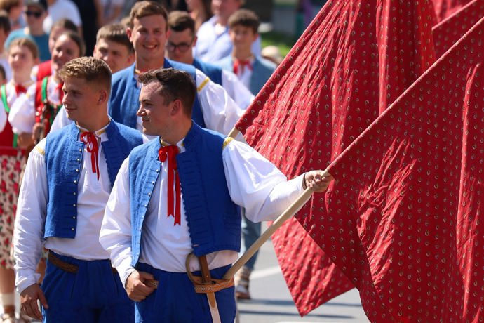 Divoký kurucký tanec s děvčaty rozproudil celé náměstí. Hudba, zpěv a rytmus připomněly, že tradice může být živá a veselá.
