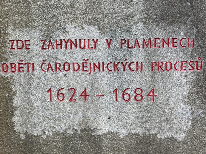 Památek na jesenické čarodějnické procesy u nás moc nenajdeme. V 60. letech minulého století byl obětem vystavěn pomník nacházející se v parku při cestě z Jeseníku do zdejších Priessnitzových lázní. Tato symbolická památka stojí na místě, kde k upalování "čarodějnic" pravděpodobně docházelo.
