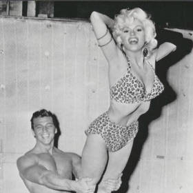 Abych mohla fungovat jako herečka, musím být zamilovaná. Musím mít k práci motivaci.

(Na fotografii jsou Jayne Mansfield a Mickey Hargitay, hereččin druhý manžel, pozn. red.)
