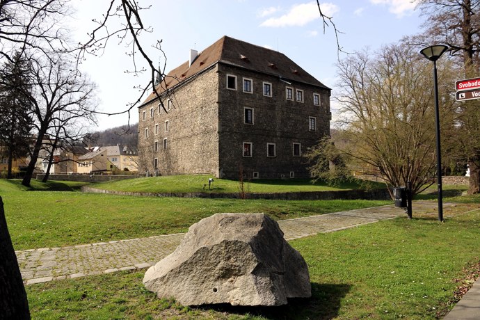 Nejsilnější připomínkou temné kapitoly jesenické historie se stala nepochybně expozice čarodějnických procesů ve Vlastivědném muzeu Jesenicka. Návštěvníkům představuje například ruční kopie důležitých listin, repliky dobových mučících nástrojů či snímek o první jesenické oběti inkvizice promítaný na stěnu vytvořenou ze suché mlhy.

 

 
