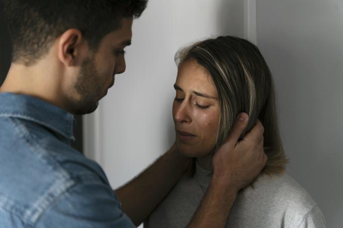 Když přišla na to, že se snaží rozložit a zničit i ty zbytky sebevědomí, které měla, pochopila. Doma je prostě nikdo. Neví, jak dál. Co by bez něj byla? Možná to, co on sám říká - nic?
Když přišla na to, že se snaží rozložit a zničit i ty zbytky sebevědomí, které měla, pochopila. Doma je prostě nikdo. Neví, jak dál. Co by bez něj byla? Možná to, co on sám říká - nic?