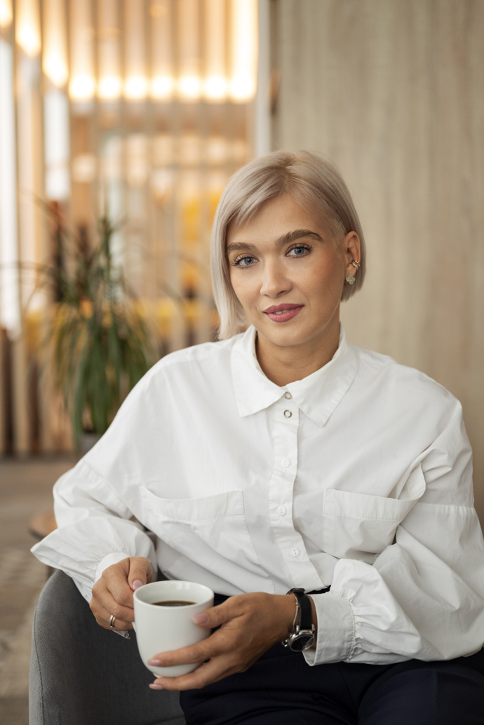 Krátké blond vlasy se studeným nádechem působí moderně a sofistikovaně. Chladné tóny dodávají vlasům lesk a zvýrazňují kontury obličeje. Krátký střih je praktický, snadno se udržuje a zároveň vypadá stylově. Vytváří svěží a mladistvý dojem. Celkově je ideální volbou pro ženy, které chtějí kombinovat eleganci s jednoduchostí.
