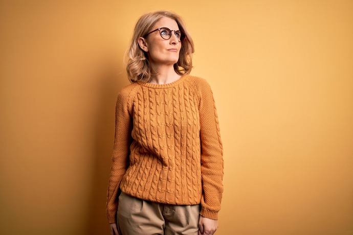 Žlutý svetr dodává outfitu energii a optimismus, zatímco jemný styling a brýle podtrhují osobnost a eleganci. I jednoduchý kousek v zářivé barvě dokáže rozzářit vzhled a dodat svěžest každodennímu looku. Takové kombinace jsou ideální pro ženy po padesátce, které chtějí v módě experimentovat a zároveň působit sofistikovaně.
