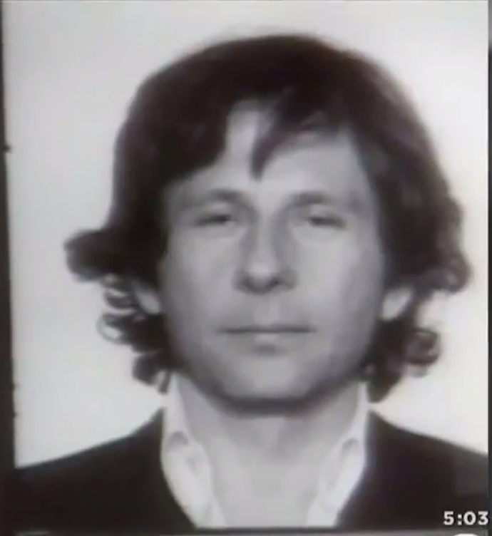 Roman Polanski na snímku z policejní stanice. Ke znásilnění třináctileté dívky se přiznal, ačkoliv sám preferoval slovní spojení sexuální zneužití.
Roman Polanski na snímku z policejní stanice. Ke znásilnění třináctileté dívky se přiznal, ačkoliv sám preferoval slovní spojení sexuální zneužití.
