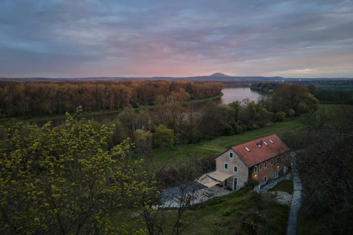 Na Lisu není stylizovaný venkov. Je to skutečný dům, co dýchá historií a přirozeností. A právě proto je tak silný.
Na Lisu není stylizovaný venkov. Je to skutečný dům, co dýchá historií a přirozeností. A právě proto je tak silný.