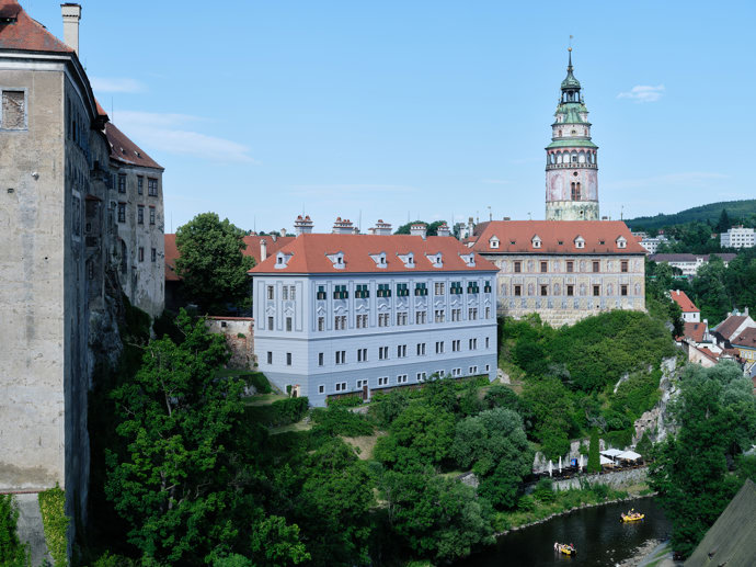 Galerie vznikla v nádherně opraveném paláci od architekta A. E. Martinelliho, jen pár kroků od hlavní trasy krumlovského zámku.
Galerie vznikla v nádherně opraveném paláci od architekta A. E. Martinelliho, jen pár kroků od hlavní trasy krumlovského zámku.