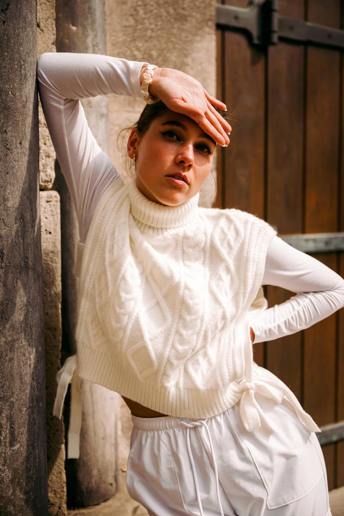 Bílá pletená vesta vyzařuje čistotou a jemností. Můžete si zvolit outfit, který bude celý v bílé, nebo barvy kombinovat. Pletená vesta lichotí každému typu postavy. Není pouze přežitek ze skříně po babičce, ale naopak, těší se stále větší popularitě.
