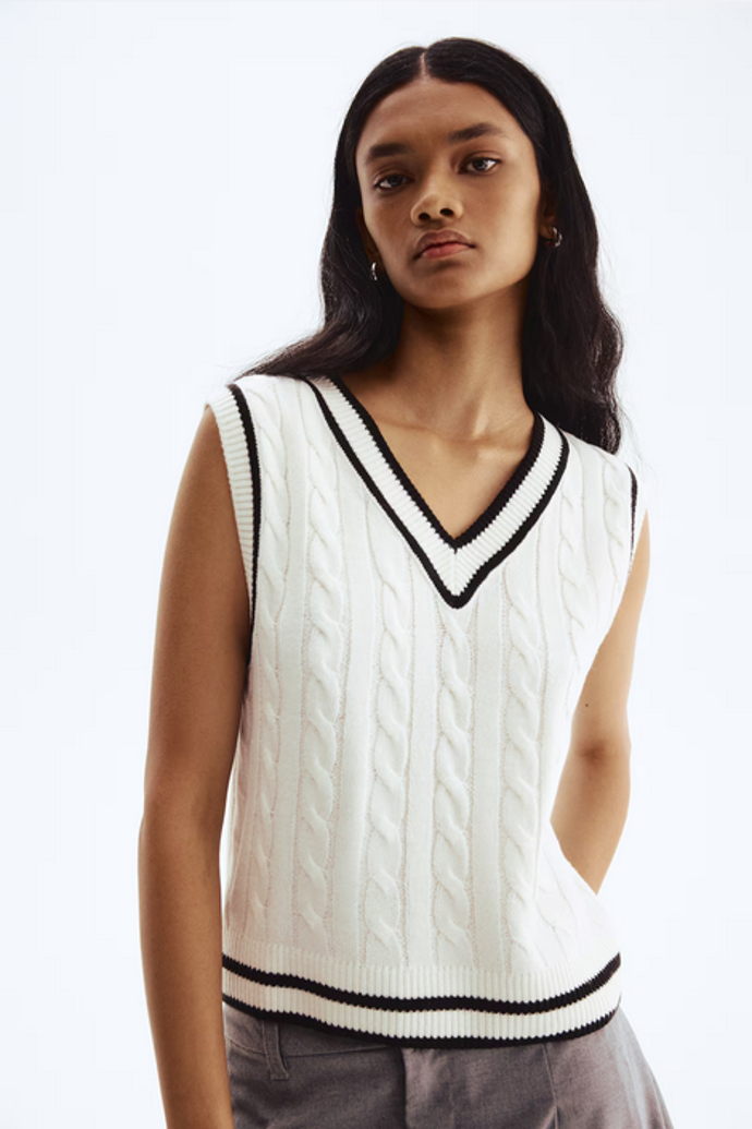 Pletená vesta s copánkovým vzorem, H&M, 319 Kč
