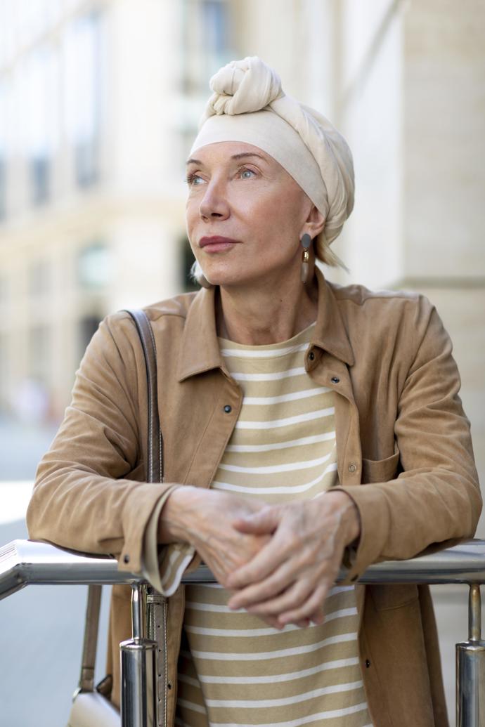 Neutrální barvy a elegantní turban vytvářejí přímo harmonický look. Jemné odstíny působí klidně a nadčasově, zatímco turban dodává outfitu originalitu. Tento styl je ideální pro každou příležitost, od každodenního nošení po slavnostní chvíle. Stačí jeden detail a celý outfit získá eleganci a vyváženost. Turban tak kombinuje praktičnost s módním výrazem.
