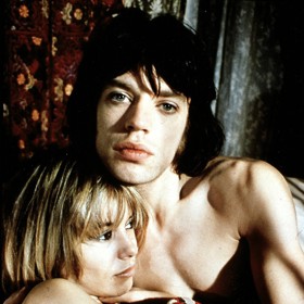 Anita Pallenberg s Mickem Jaggerem ve filmu Performance
