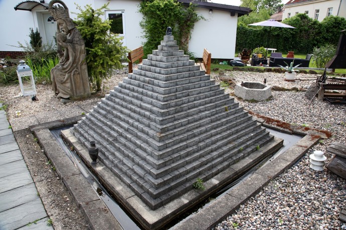 Sladkou tečkou je zmenšenina Cheopsovy pyramidy, postavená v měřítku 1:100. Janda si plánky nakreslil sám a stavěl jen s lehkou dopomocí kamaráda. 
