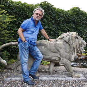 Dalibor Janda, zpěváka a skladatel, proměnil svou zahradu v unikátní oázu. Je to prostor, kde na vás okamžitě dýchne láska k historii, přírodě i cit pro drobné detaily.
Dalibor Janda, zpěváka a skladatel, proměnil svou zahradu v unikátní oázu. Je to prostor, kde na vás okamžitě dýchne láska k historii, přírodě i cit pro drobné detaily.