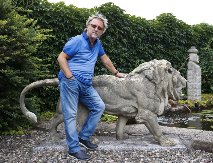 Dalibor Janda, zpěváka a skladatel, proměnil svou zahradu v unikátní oázu. Je to prostor, kde na vás okamžitě dýchne láska k historii, přírodě i cit pro drobné detaily. 
