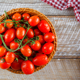 Rajčata
Jsou výborným zdrojem lykopenu, silného antioxidant, který chrání pokožku před škodlivým UV zářením a zpomaluje stárnutí. Rajčata obsahují také vitamín C, který podporuje tvorbu kolagenu – klíčové bílkoviny pro pevnost pleti, vlasů i nehtů

