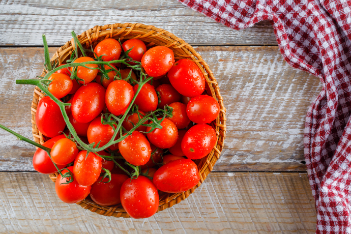 Rajčata
Jsou výborným zdrojem lykopenu, silného antioxidant, který chrání pokožku před škodlivým UV zářením a zpomaluje stárnutí. Rajčata obsahují také vitamín C, který podporuje tvorbu kolagenu – klíčové bílkoviny pro pevnost pleti, vlasů i nehtů
