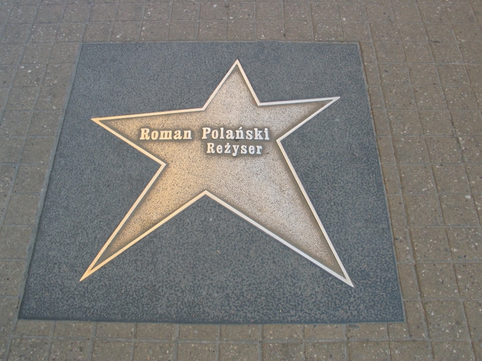 V Piotrkowské ulici v polském městě Lodž má Roman Polanski svou vlastní hvězdu. Nachází se v Aleji hvězd Lodžského chodníku slávy. V Lodži Roman Polanski vystudoval filmovou režii. Sám pochází z polské židovské rodiny.
V Piotrkowské ulici v polském městě Lodž má Roman Polanski svou vlastní hvězdu. Nachází se v Aleji hvězd Lodžského chodníku slávy. V Lodži Roman Polanski vystudoval filmovou režii. Sám pochází z polské židovské rodiny.