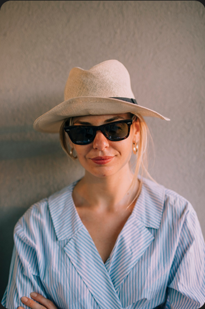 Praktický a přesto stylový, tento klobouk spojuje pohodlí s elegancí. Chrání před sluncem, ale zároveň dodává outfitu šmrnc a osobitost. Jeho nadčasový střih se hodí k mnoha příležitostem a snadno doplní jakýkoli look. Stačí ho nasadit a celý outfit hned získá svěží nádech. Klobouk je malým detailem s velkým efektem.
