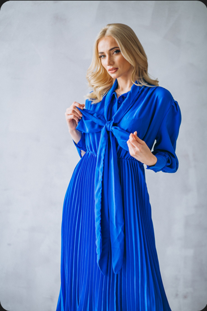 Modré šaty ukazují, že i výrazná barva může působit elegantně a mladistvě. Kobaltová modř krásně rozzáří zralou pleť a dodá outfitu svěžest, aniž by byla přehnaná. Takový kousek je ideální pro ženy po padesátce, které chtějí odvážně experimentovat s barvami a zároveň zachovat sofistikovaný vzhled.
