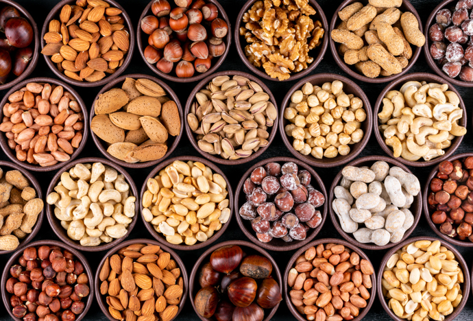 Ořechy
Zvláště vlašské ořechy jsou bohaté na omega-3 mastné kyseliny, zinek a vitamín E, které podporují regeneraci pokožky, zvyšují její elasticitu a chrání před oxidačním stresem. Pomáhají také udržovat pevné a zdravé nehty a vlasové folikuly.
