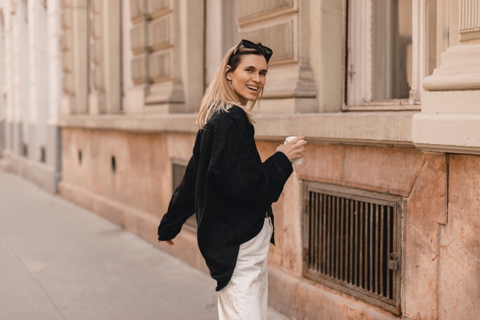 Elegantní oversized svetr vypadá skvěle v kombinaci s tílkem i letní sukní. Ideální kombinace na babí léto. 

