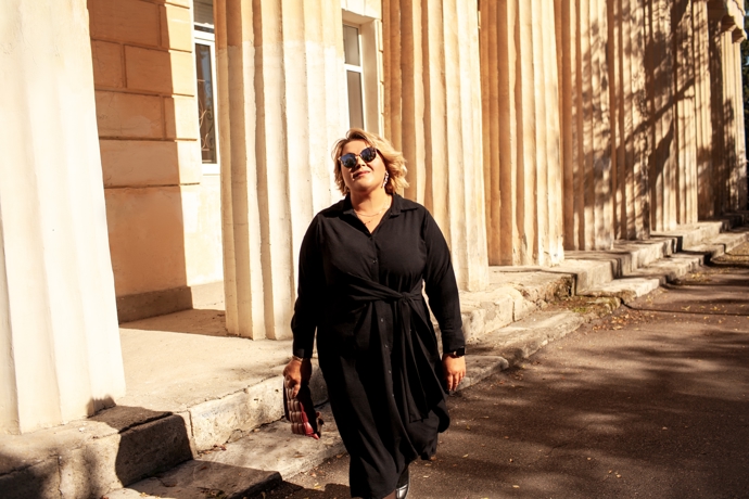 Šaty ve velikosti Plus Size by měly být áčkového střihu, který jasně definuje pas. Rozšiřující se sukně zase pomáhá harmonizovat proporce. 
