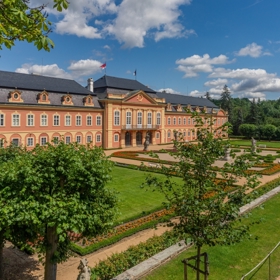 Zámek se stal rodovým majetkem roku 1630, po zakoupení nejvyšším královským lovčím Bruno Mansfeldem od císaře Ferdinanda II.
