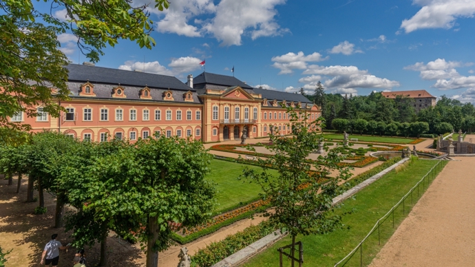 Zámek se stal rodovým majetkem roku 1630, po zakoupení nejvyšším královským lovčím Bruno Mansfeldem od císaře Ferdinanda II.
