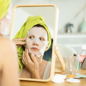 Hydratace je hned po exfoliaci stěžejním krokem k obnově pleti. Jak provést hloubkovou hydrataci? Kromě krémů vsaďte i kvalitní obličejové masky. 
