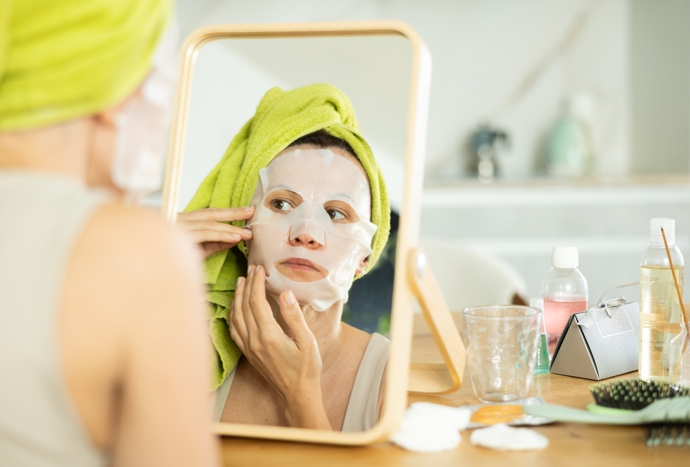 Hydratace je hned po exfoliaci stěžejním krokem k obnově pleti. Jak provést hloubkovou hydrataci? Kromě krémů vsaďte i kvalitní obličejové masky. 

