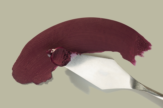 Burgundy odstín se ke zralým ženám perfektně hodí. Je noblesní, sluší všem odstínům pokožky a dodá každé ženě na eleganci, ať už tento odstín aplikuje v líčení nebo v módě. 
