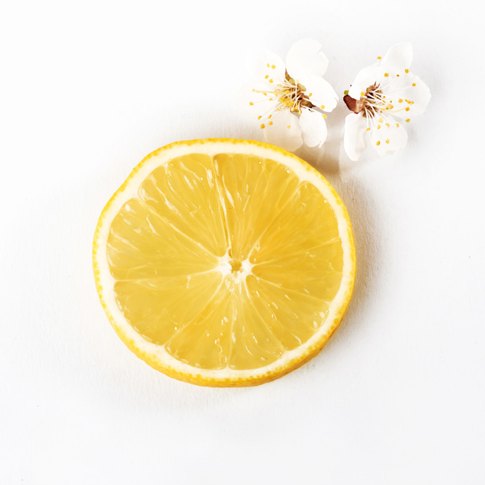 Citron
Osvěžuje, podporuje trávení, detoxikaci i vstřebávání železa. Hodí se do zálivek, marinád i na dochucení luštěninových pokrmů.
