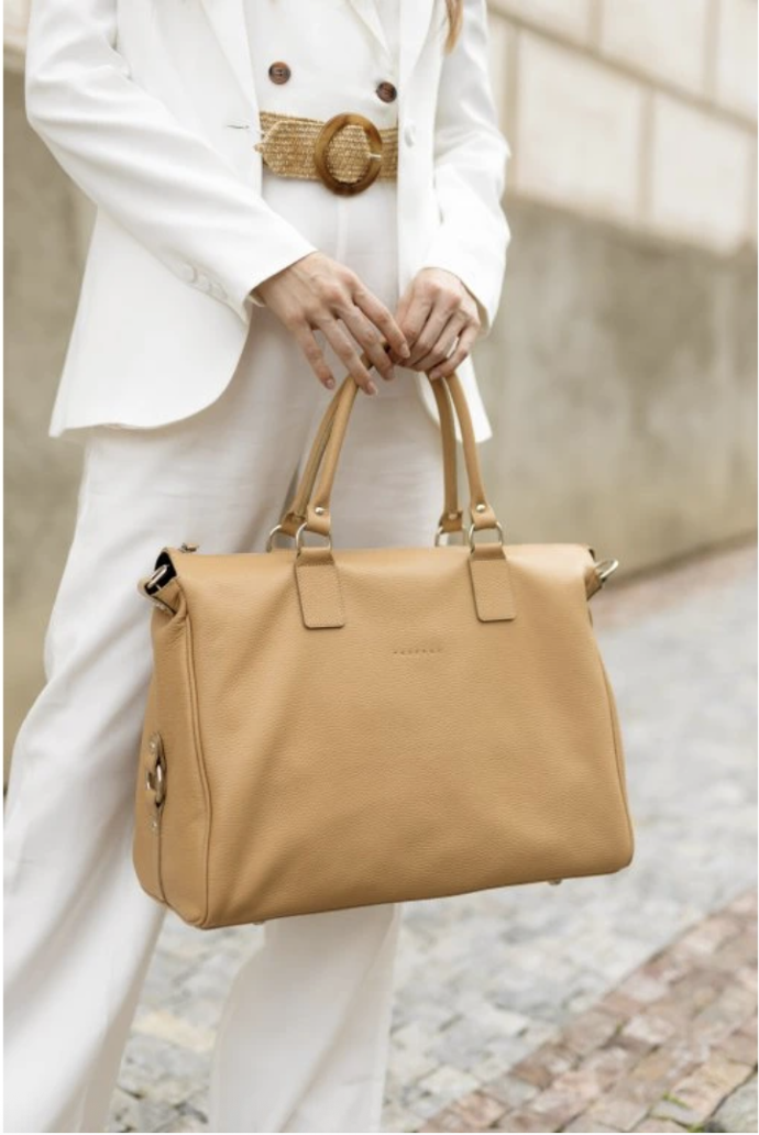 Elegantní kožená cestovní taška ideální na víkendové výlety z dolaro hovězí kůže, Facebag, 7471 Kč
Elegantní kožená cestovní taška ideální na víkendové výlety z dolaro hovězí kůže, Facebag, 7471 Kč
